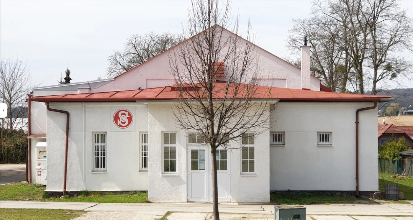 Budova sokolovny ve Štípě se sokolským znakem na průčelí